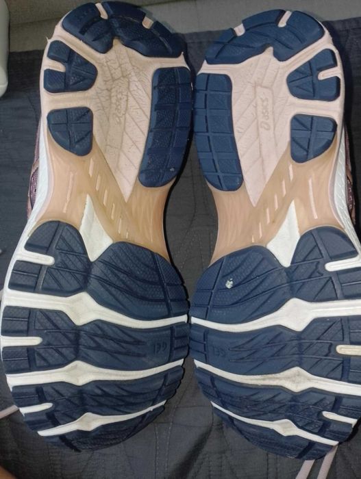 Asics GT2000 buty do biegania plaskostopie 39