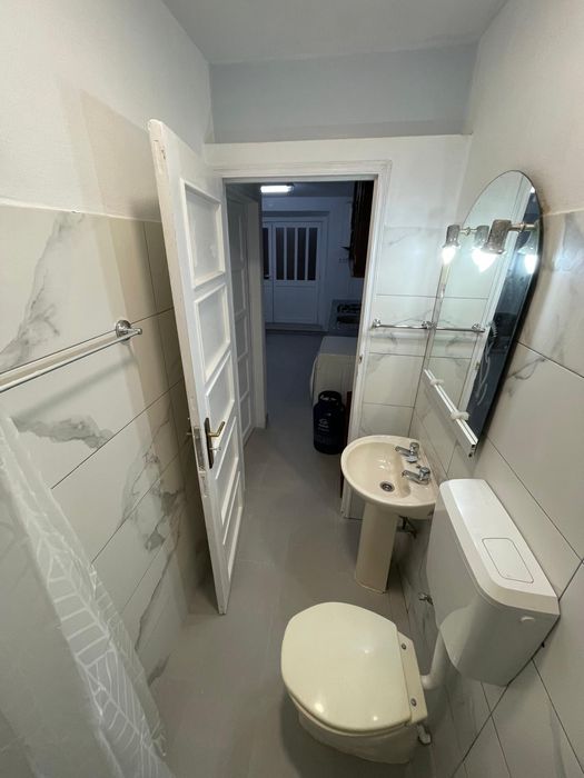 Arrendo T-1  Alcobaça, cozinha equipada com armários fogão frigorífico mesa e duas cadeiras,  quarto cama de casal mesa de cabeceira e guarda roupa
