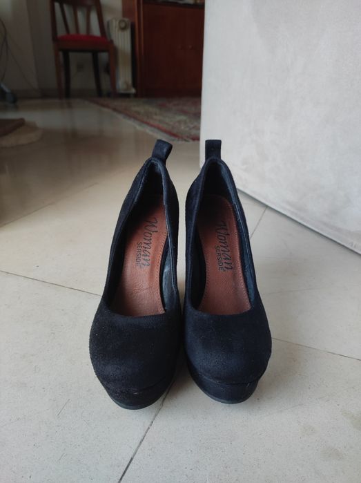 Sapatos salto pretos