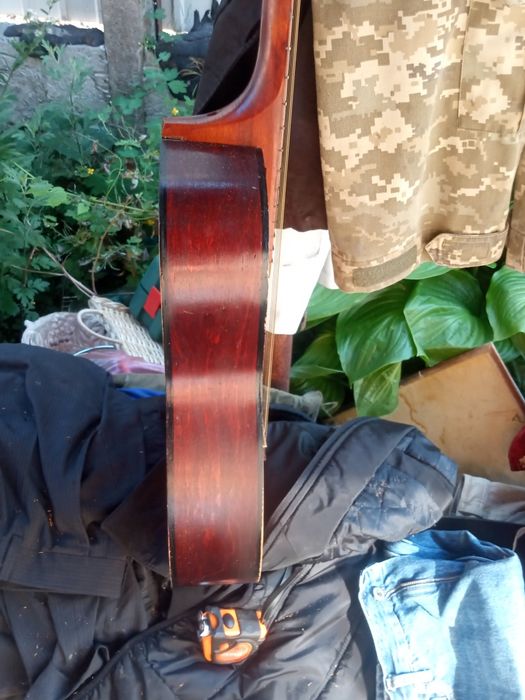 Продам   гітару    шість   струн