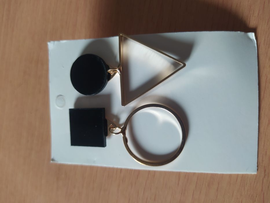 Brincos pretos e dourados com círculo e triângulo NOVOS