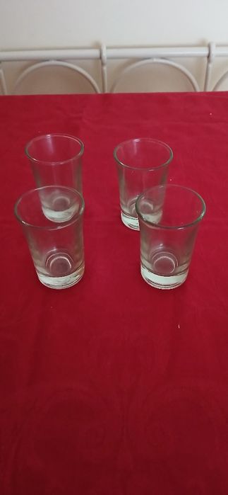 Quatro copos de shot, novos