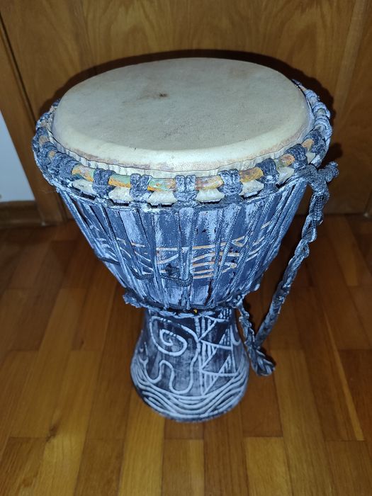 Djembe de 47 x 23 cm em excelente estado.