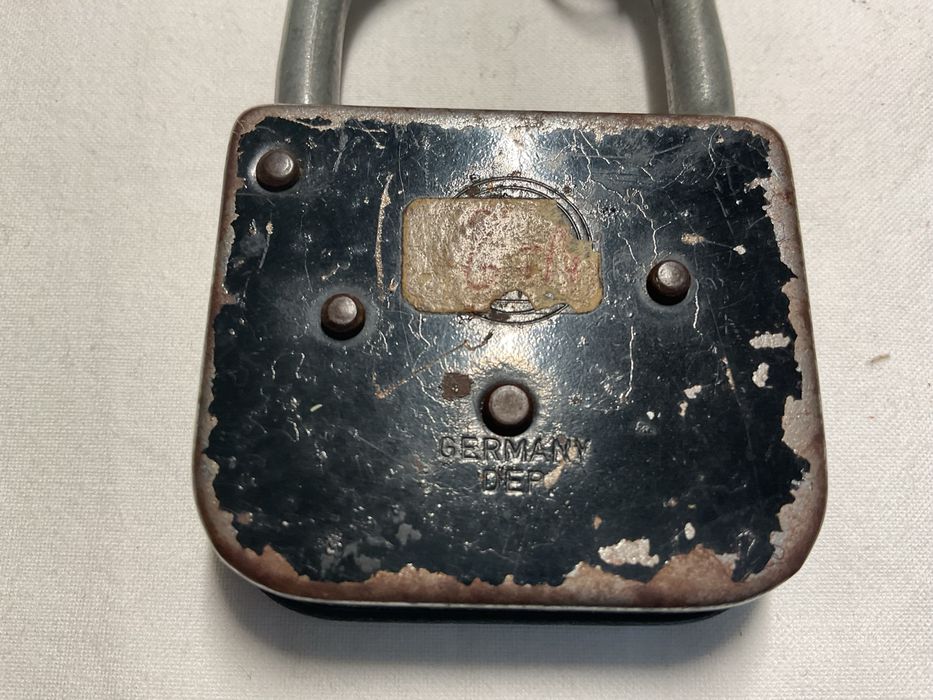 Cadeado antigo com chaves