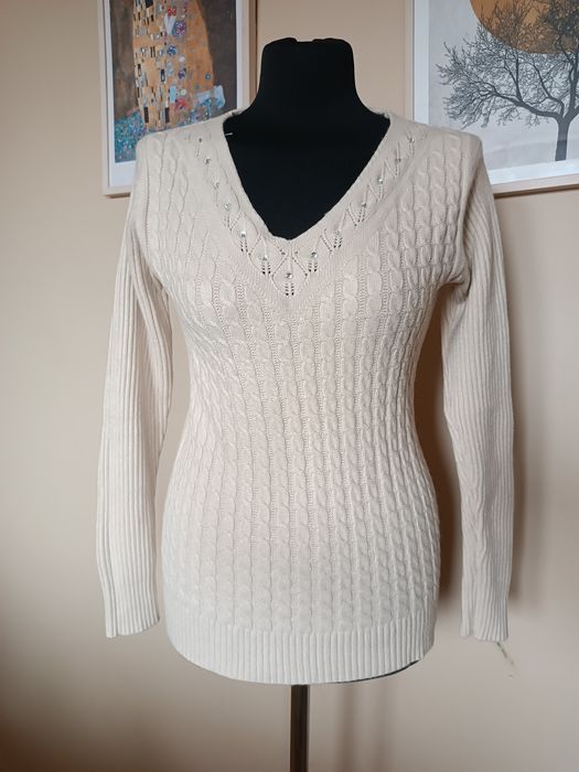 Pleciony sweter w serek 40% wełna