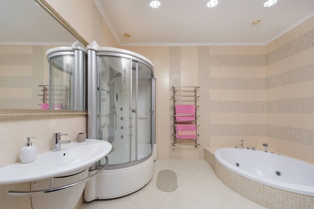 Аренда  дома возле моря  / Аркадия  , бассейн  , 8 соток, подвал ,свет