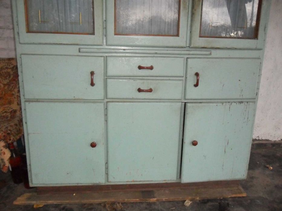 Раритетный антикварный шкаф 40-50-х годов для коллекционеров.