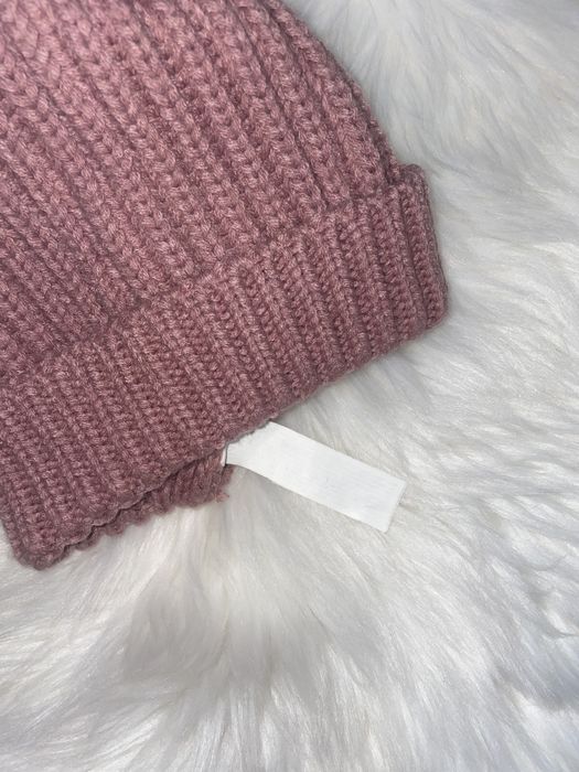 Zimowa czapka z pomponem, plecioną