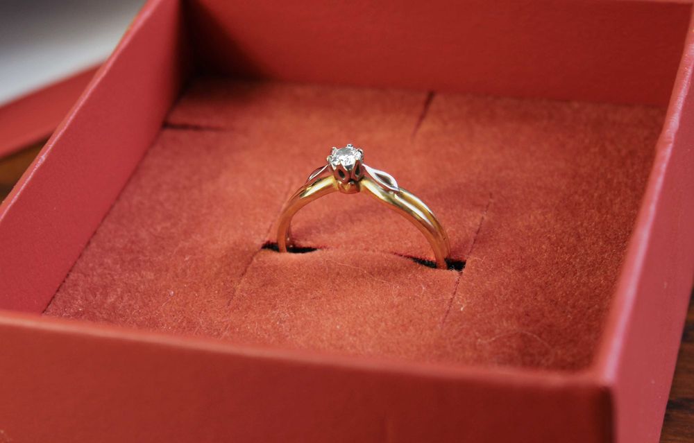 Pierścionek zaręczynowy Briju B-zero-391-100 złoto 585 diament 0,1ct