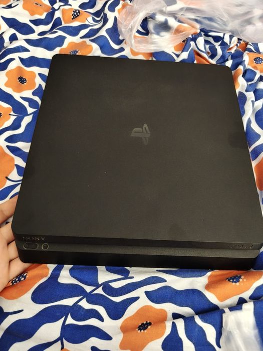 Konsola PS4 +pad