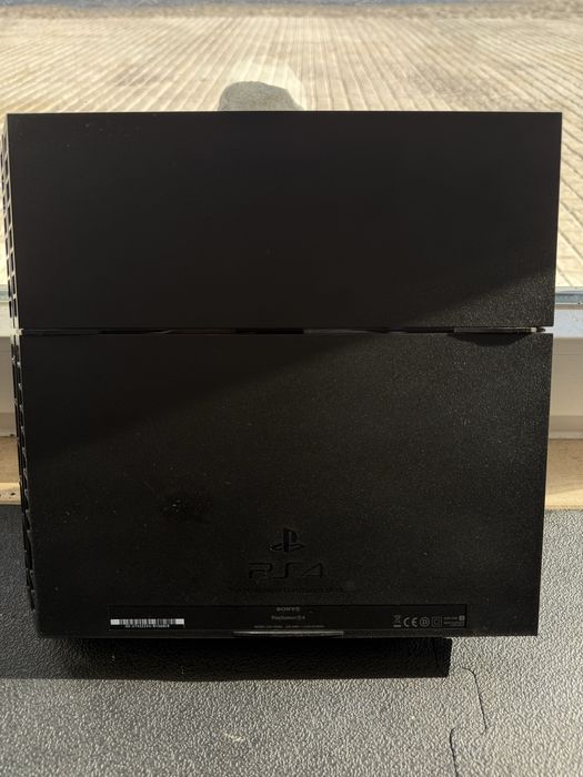PlayStation 4 500GB + 2 Comandos + Cabos