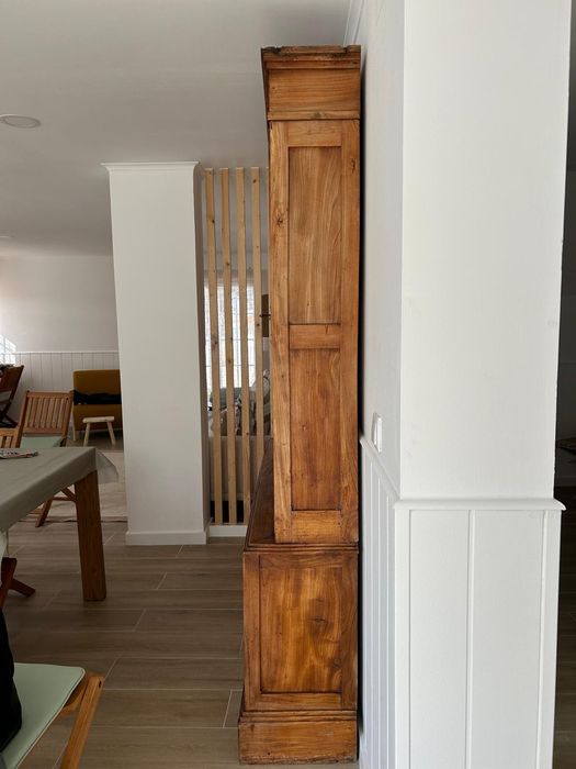 Móvel rústico com gavetas e vitrine