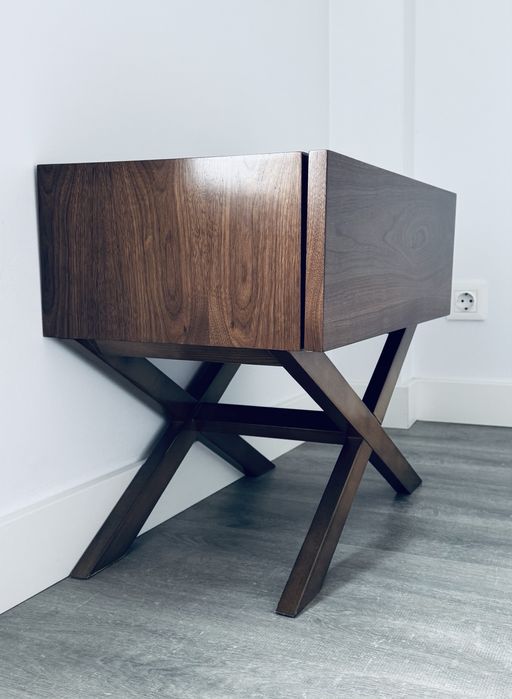 Mesas de cabeceira em nogueira