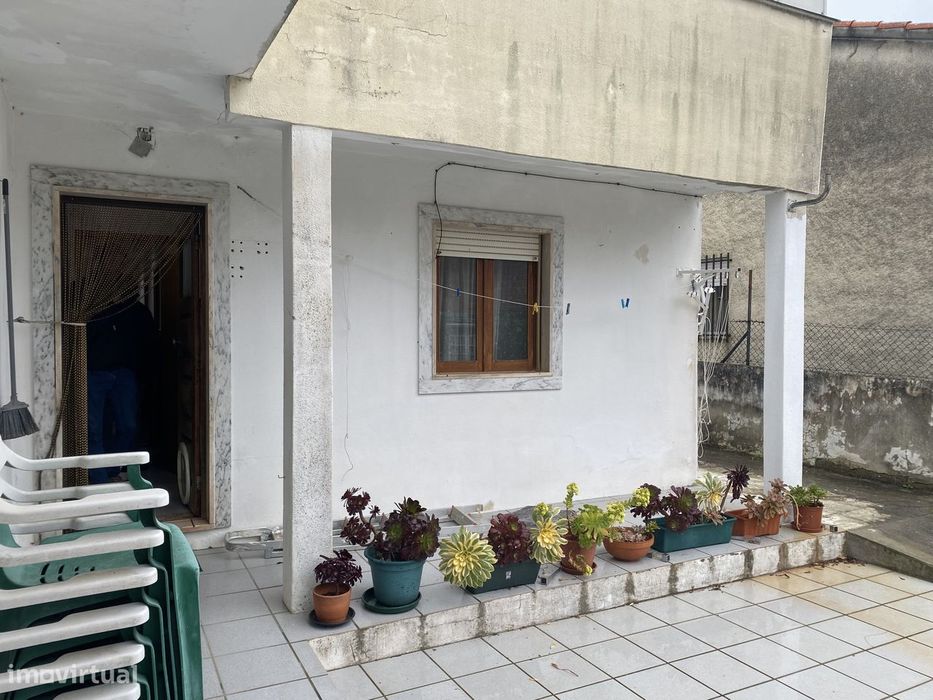 Vende-se T3 com grande espaço exterior em Santa Clara, Coimbra.