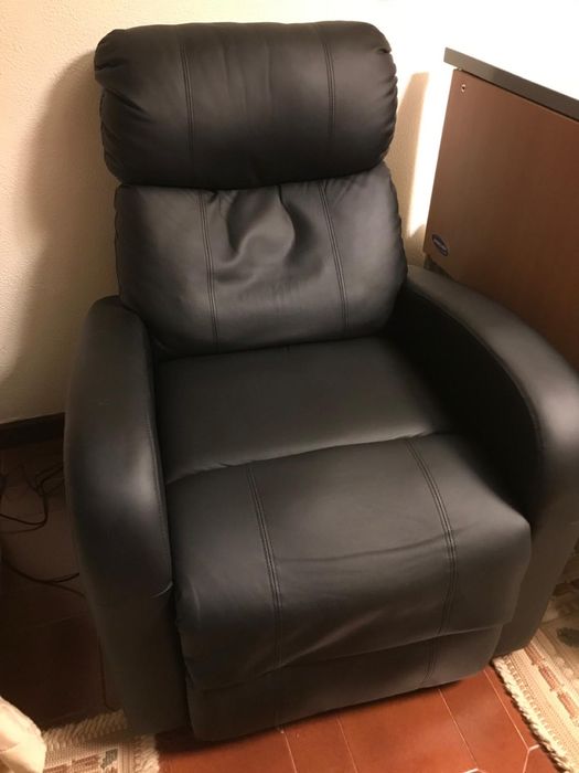 Vendo cadeirāo, cama eletrica e cadeira de casa de banho