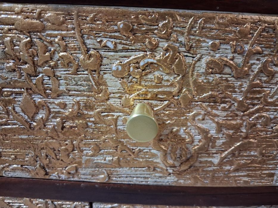 Movel decorado com aplicações a folha dourada