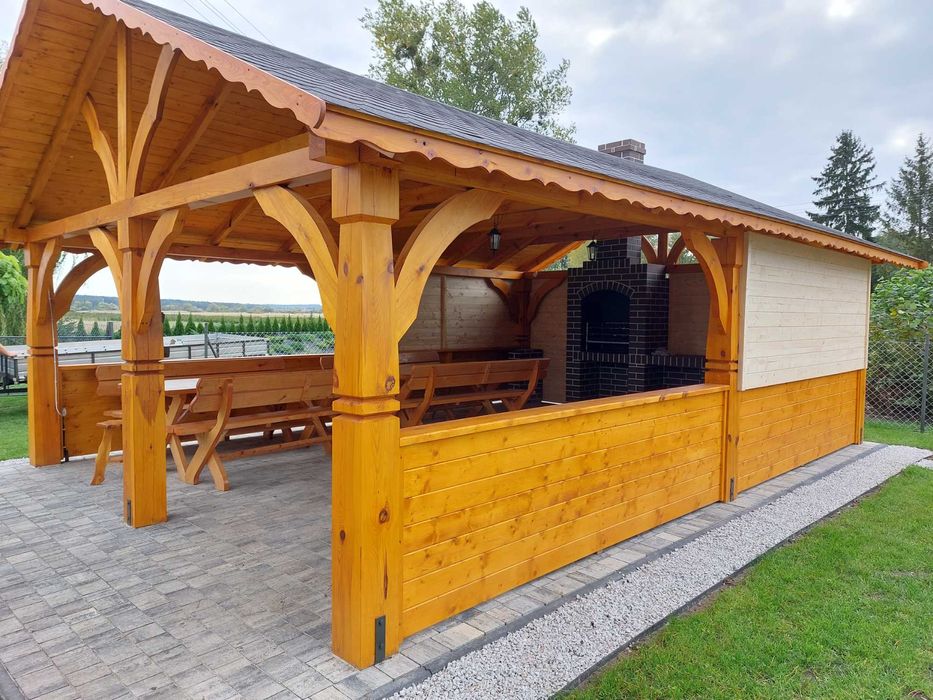 Altanka na masywnych rzeźbionych słupach Altanki Wiaty Altana Altany