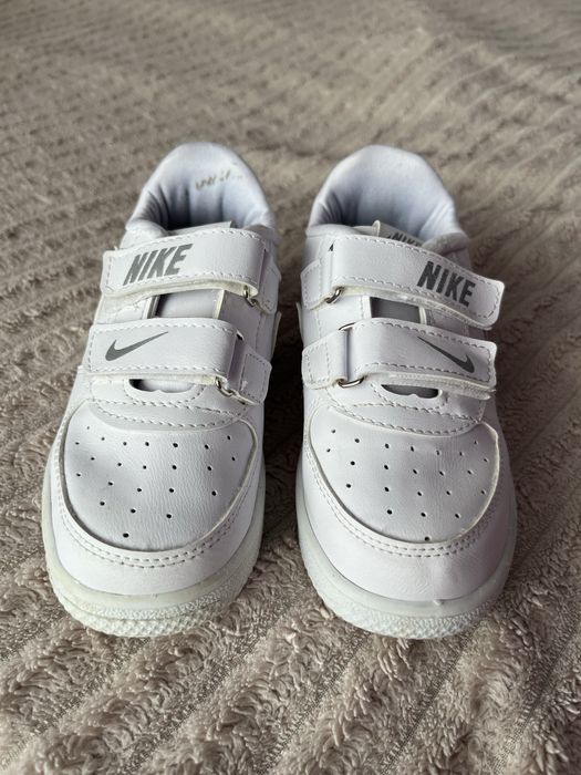 Кросівки , кеди  білі на дівчинку 29 р Nike