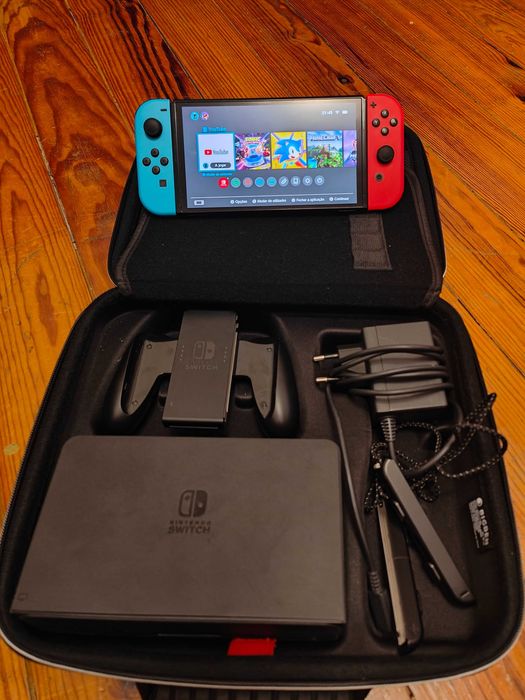 Consola Nintendo Switch OLED + acessórios e bolsa, em perfeito estado