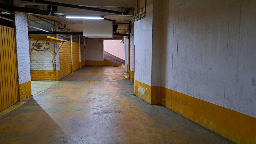 Garagem fechada no centro da cidade