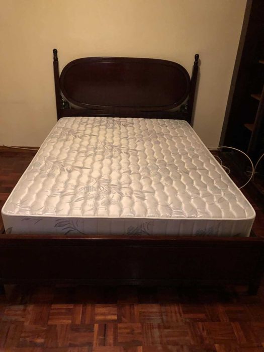 Cama de Casal em Madeira Pau Rosa Macau