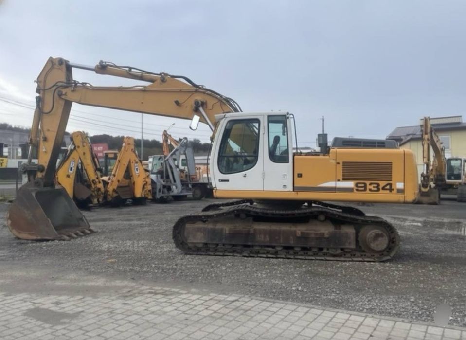 С оператором гусеничный экскаватор, екскаватор, земляні роботи