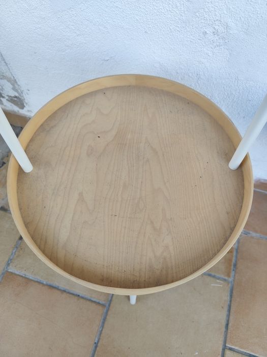 Mesa de centro  com base em madeira.