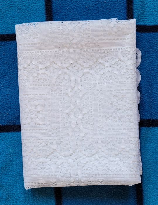 Elegancki, biały, koronkowy obrus w kwiaty