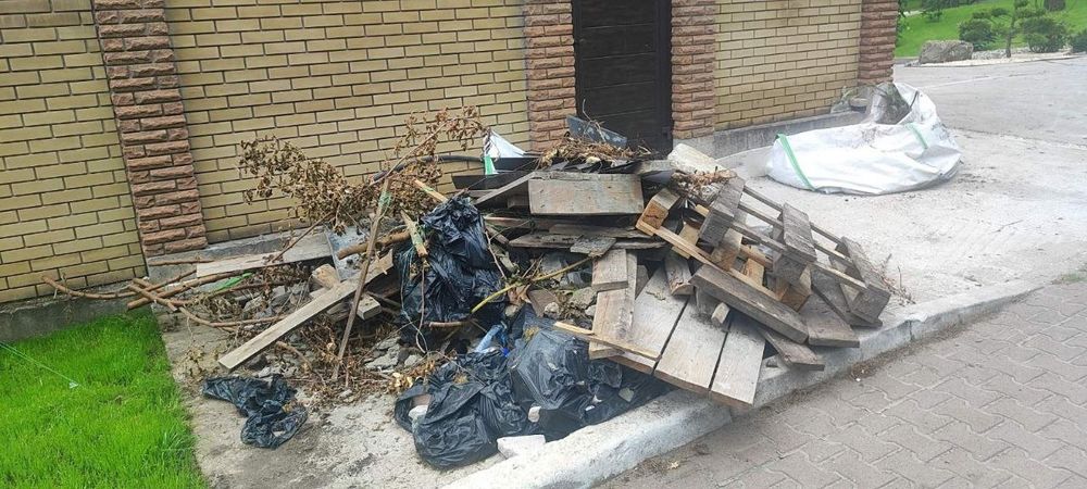 Вивіз строй мусора. Вивіз хламу. Утилізація мотлоху.