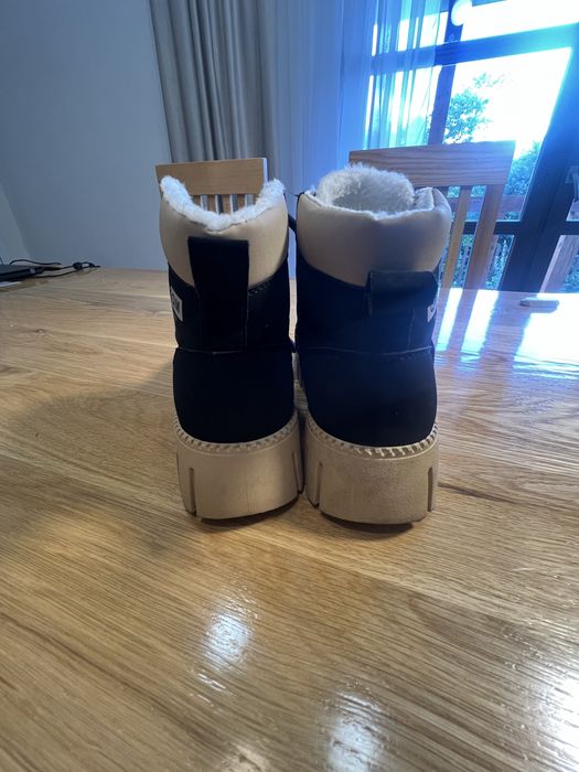 Czarne buty z futerkiem na grubej podeszwie. Sneakersy 39 /24 cm