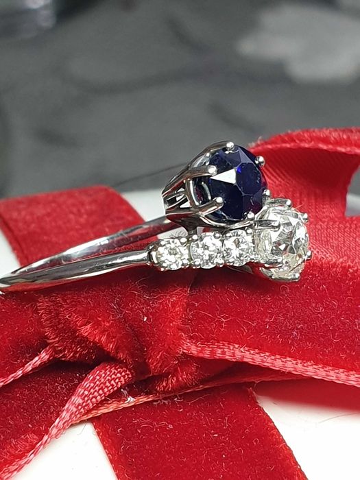 STARY 18ct pierścionek z diamentem 1,04ct + 0,38ct i szafirem 1,42ct
