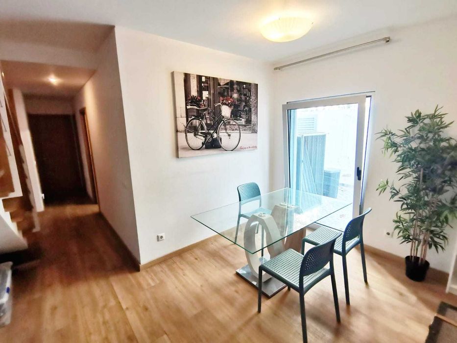 Um fantástico quarto na 147 m² duplex localizado na Parques das Nações