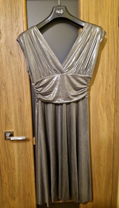 Srebrna błyszcząca sukienka z dodatkami