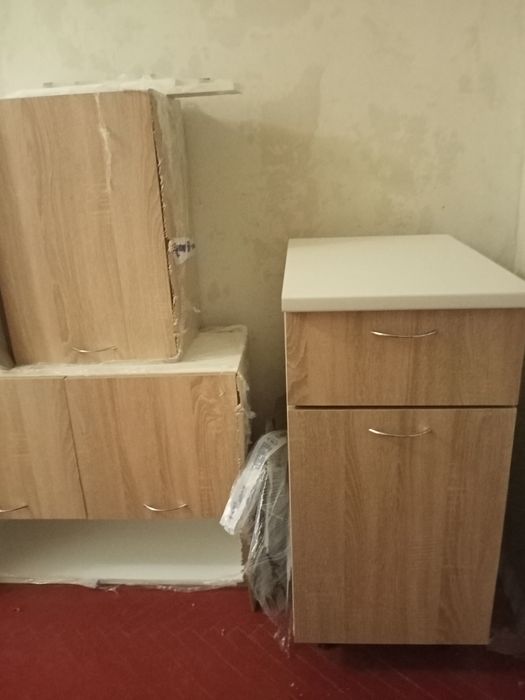Продам кухню "Берта" 1,2 Дуб сонома/белый , столешница,мойка и полки.