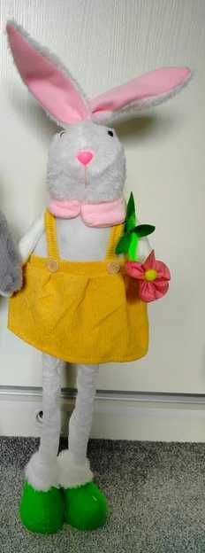 Wielkanocna ozdoba Pani zając na teleskopowych nogach 65-80cm