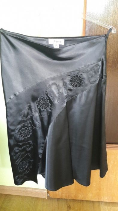 Spódnica czarna satyna r. 40 L
