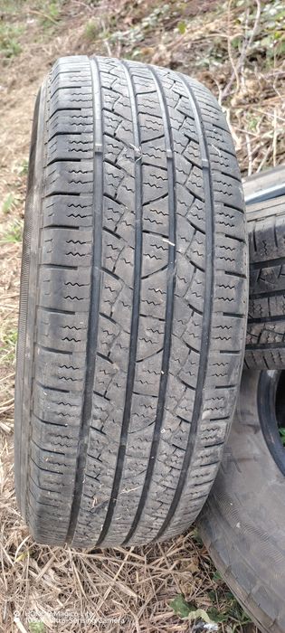 Vendo 2 pneus HILO 235/70 R16 usados.
