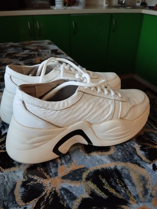 Женские кроссовки