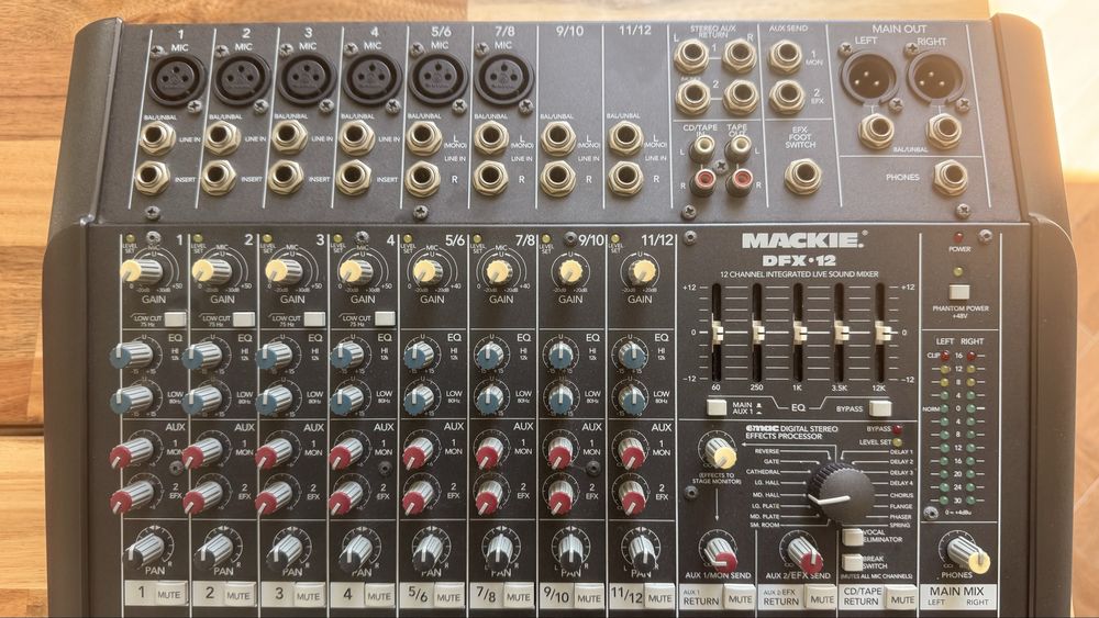 Mesa de mistura MACKIE DFX•12