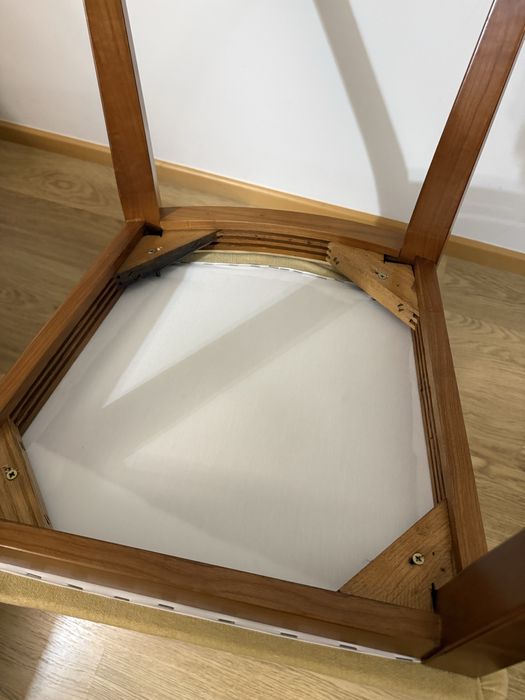 Cadeiras madeira e estufadas