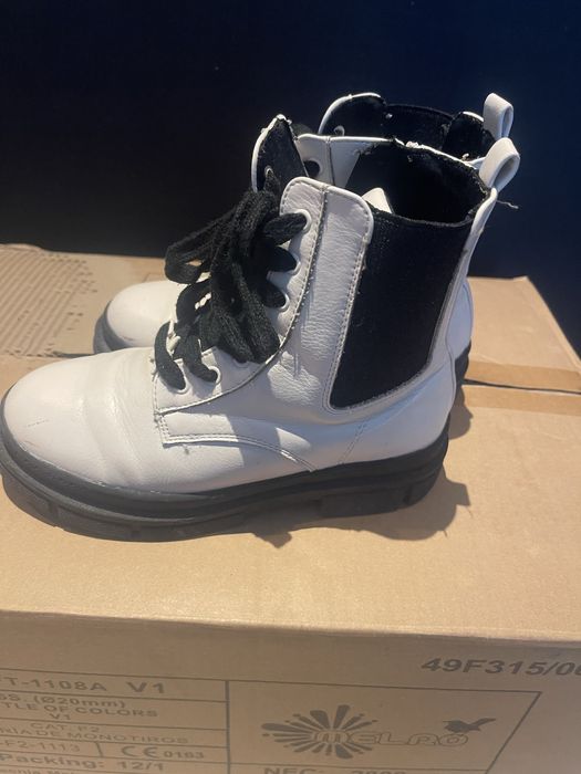 Botas brancas menina