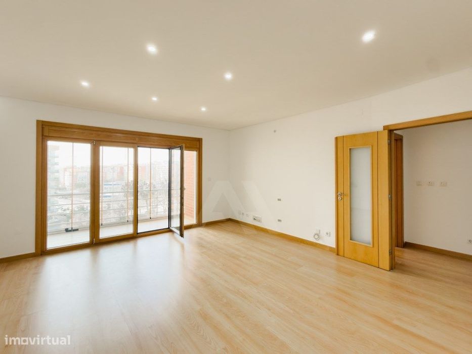 Apartamento T3 nas Colinas do Cruzeiro com Garagem