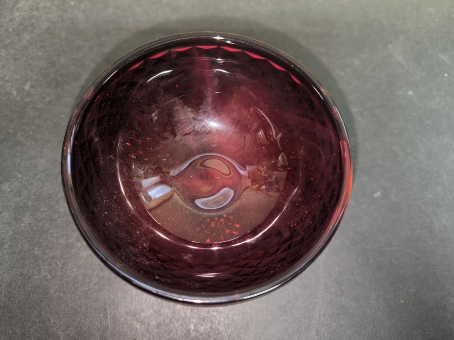 Taça de vidro rubi com relevo. 
Taça de vidro em tom rubi com um desig