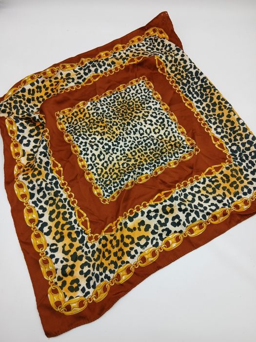 Vintage women's tiger-pattern scarf