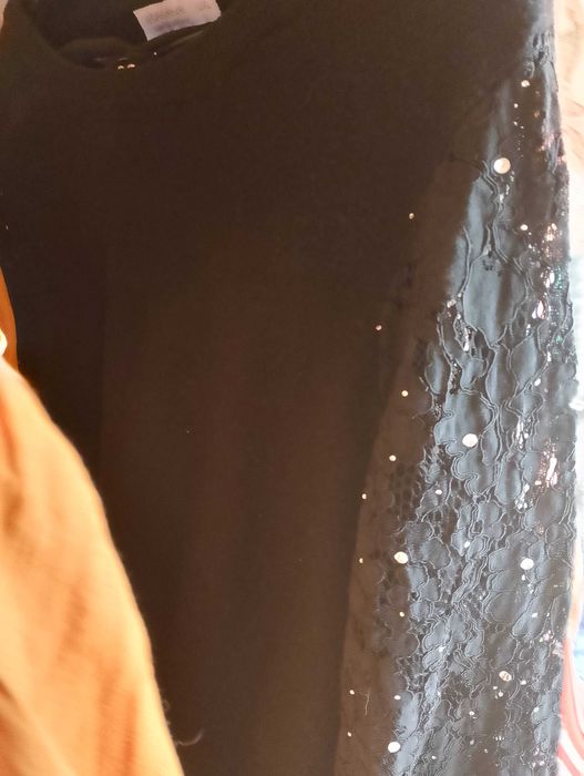 Wyprzedaż szafy – modne ubrania damskie.