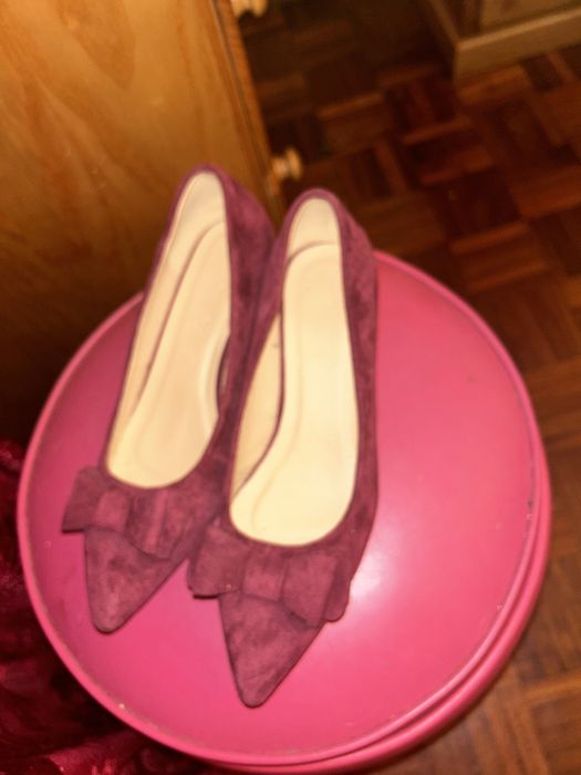 Sapatos de salto baixo de camurça