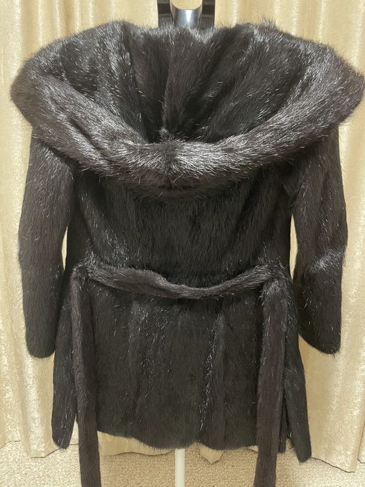 Продам шубу с натуральной нутрии, черная.
