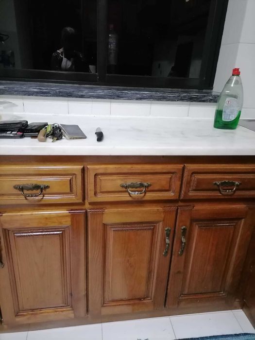 Cozinha completa com móveis e bancada em mármore