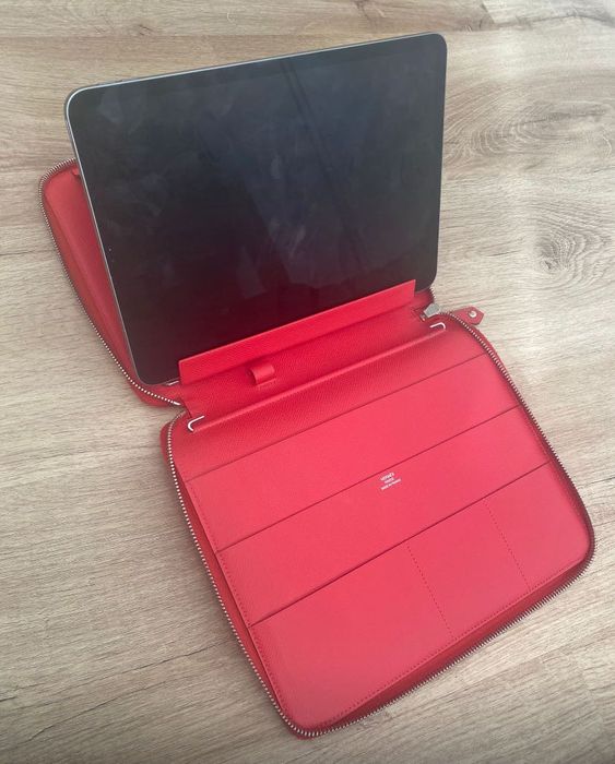 HERMÈS
Hermès . Epsom Tablet Case