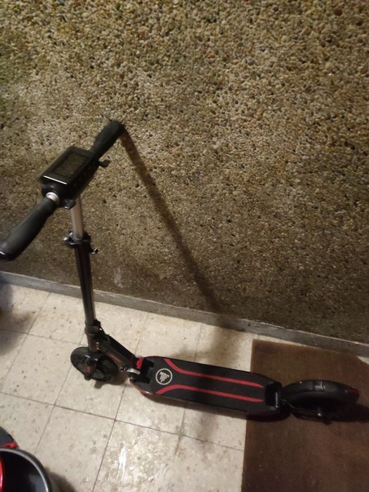 Trotinete Elétrica (AVARIADA (Não Liga) - Vendo para Peças)